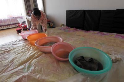 资中楼上漏水，住户失联，小区没物管，业主维权难！律师来支招……